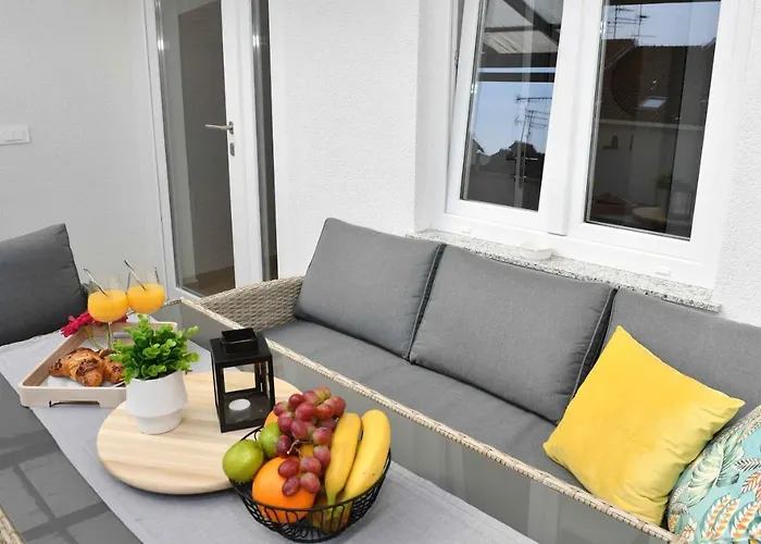 Leona Apartment *