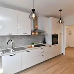 Leona Apartman *