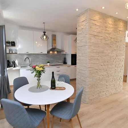 Leona Apartment *