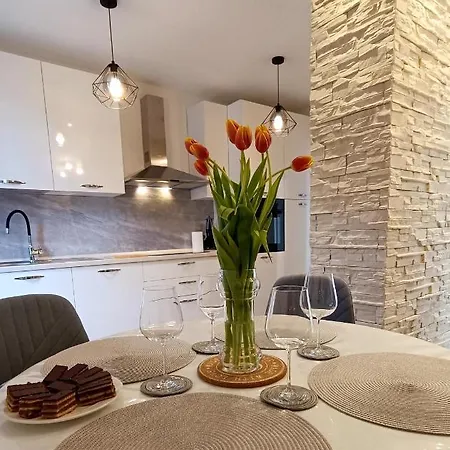 Leona Apartment