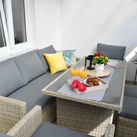 Leona Apartment *