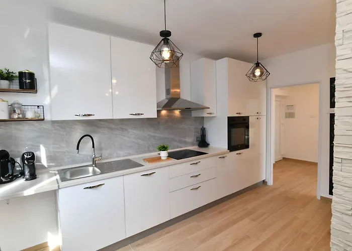 Leona Apartman *