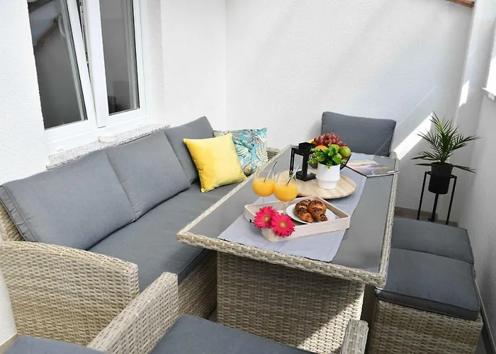 Leona Apartman *